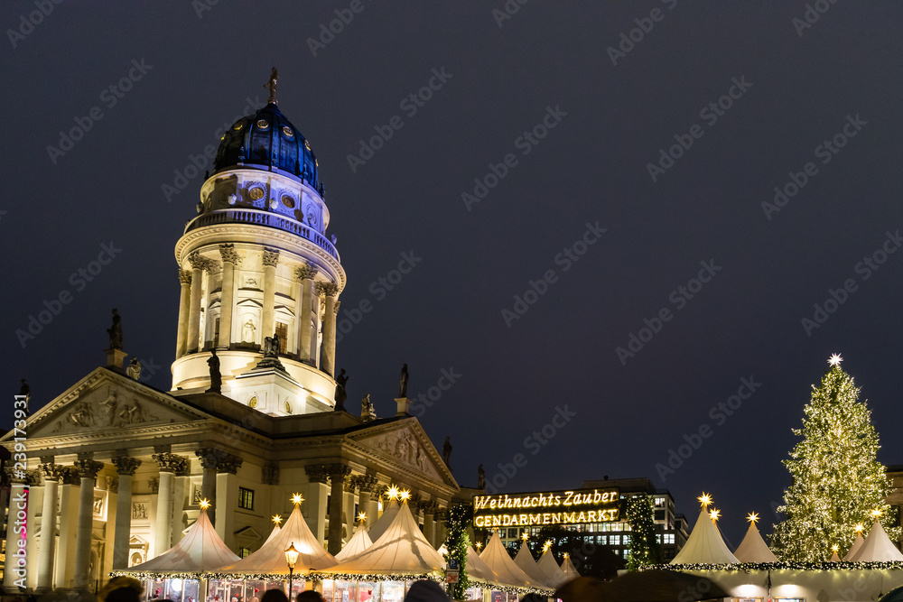 Φωτογραφία Christmas stalls for food, drinks and gifts in Gendarmenmarkt Christmas Market in Berlín, Germany