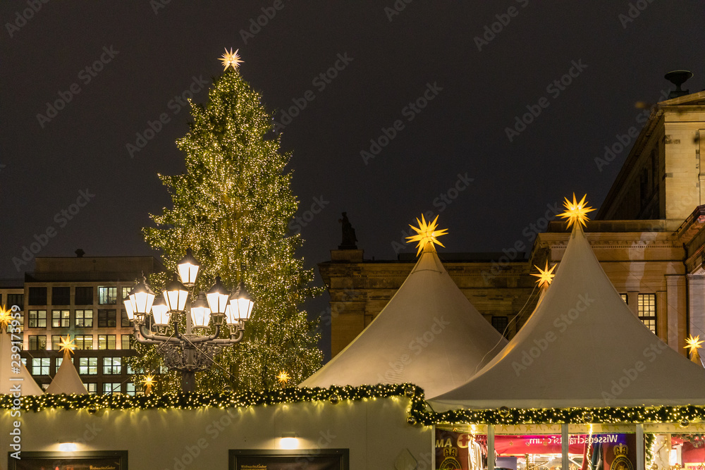 Φωτογραφία Christmas stalls for food, drinks and gifts in Gendarmenmarkt Christmas Market in Berlín, Germany