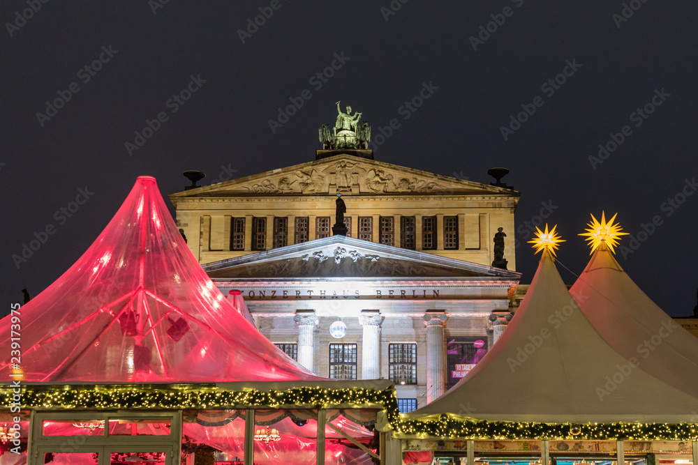 Φωτογραφία Christmas stalls for food, drinks and gifts in Gendarmenmarkt Christmas Market in Berlín, Germany