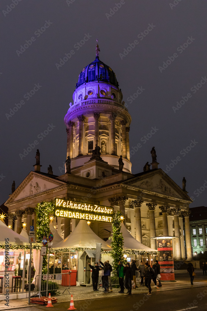 Φωτογραφία Christmas stalls for food, drinks and gifts in Gendarmenmarkt Christmas Market in Berlín, Germany