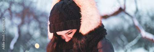 Fotografia young female frost  girl feeling cold outdoors on a winter season f