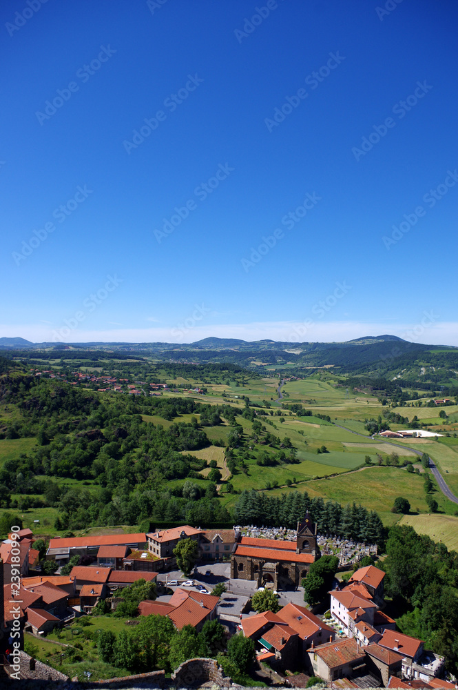 vue depuis la forteresse de Polignac sur le village de Polignac, haute loire 