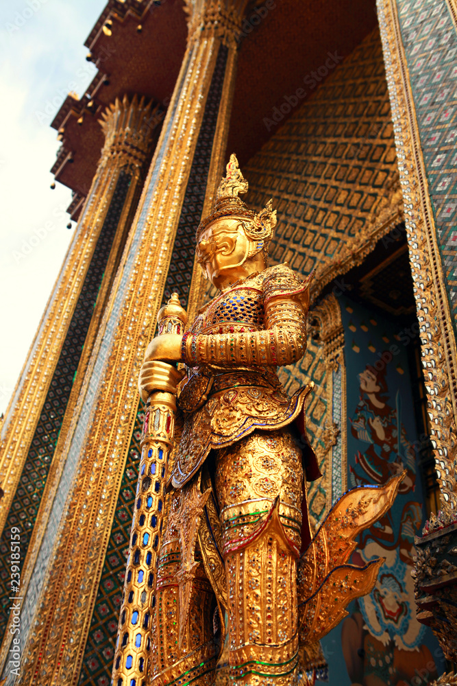 Fototapeta premium Statue of the golden guard