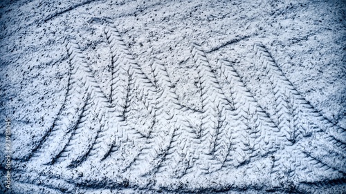 Tarktorspuren im Acker: Von Schnee überzuckerte Landschaft in Franken, Deutschland