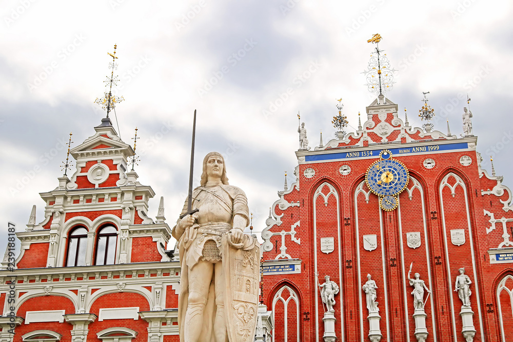 Obraz premium Statue of Roland, favorite nephew of Charlemagne and representative of freedom and justice in front of the guild house of the Blackheads. Riga, Latvia