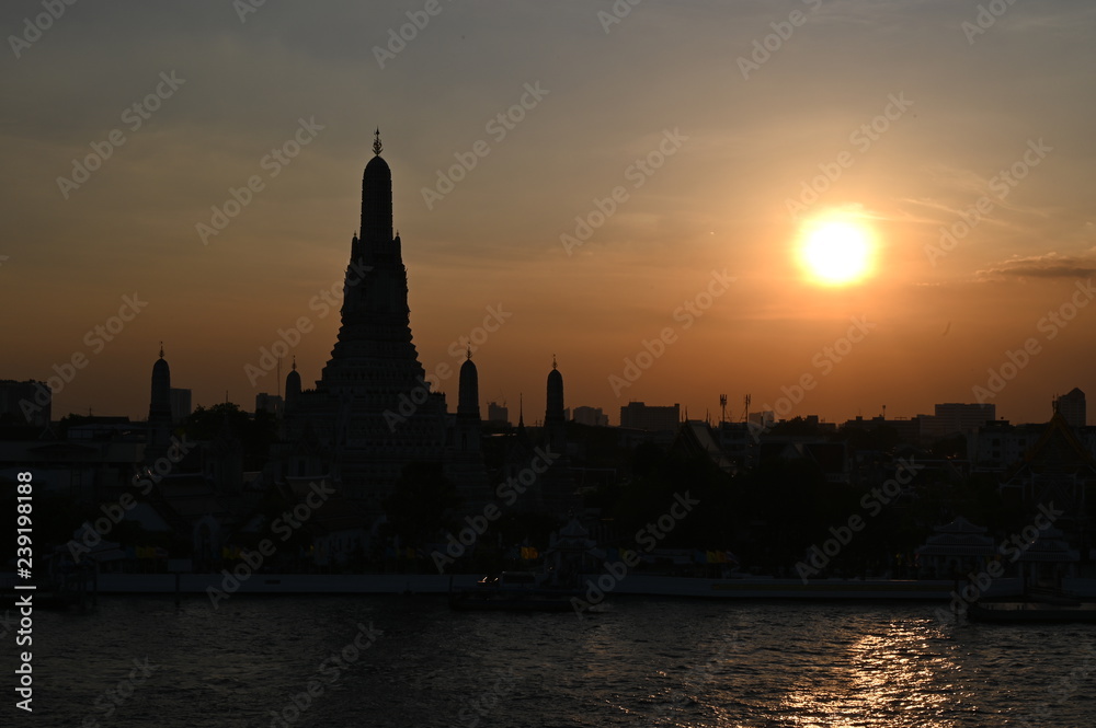 Wat Arun Ratchawararam Ratchawaramahawihan or Wat Arun is a Buddhist temple (wat) in Bangkok Yai district of Bangkok, Thailand Wat Arun Ratchawararam Ratchawaramahawihan or Wat Arun is a Buddhist temple (wat) in Bangkok Yai district of Bangkok, Thailand