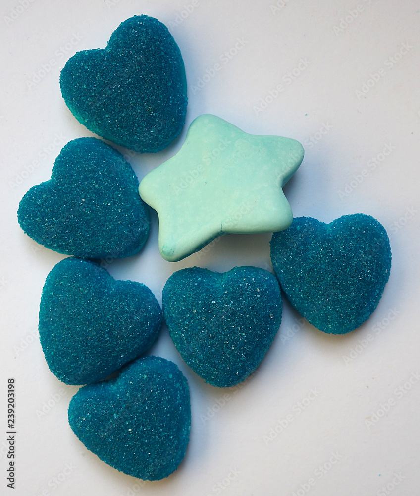 Obraz premium Gominolas azules con forma de corazón y de estrella