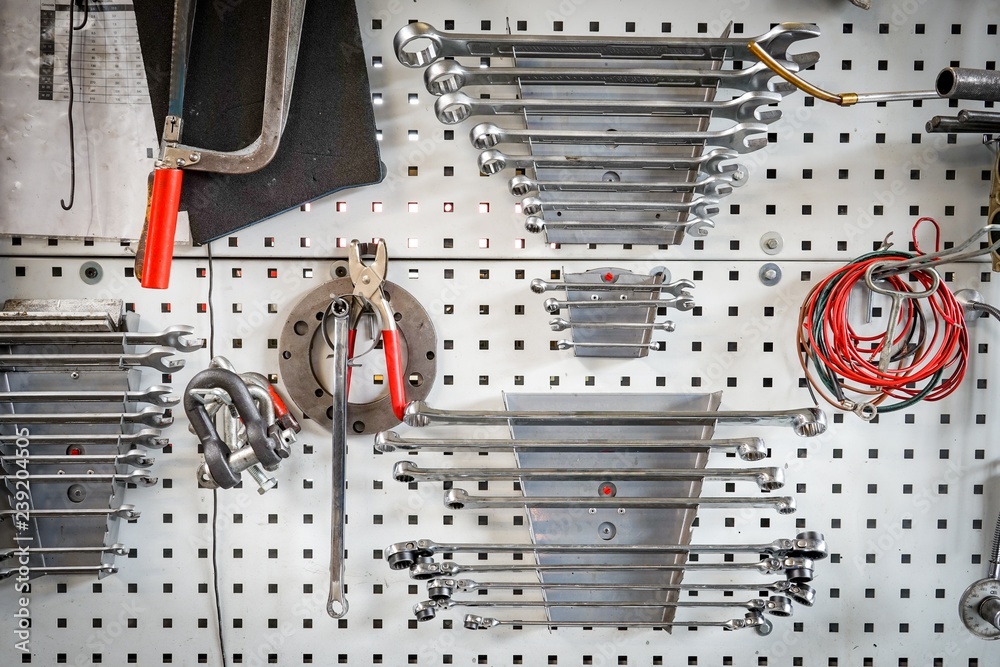 KFZ - Werkstatt - ordentlich sortiertes Werkzeug an einer Werkwand Stock  Photo