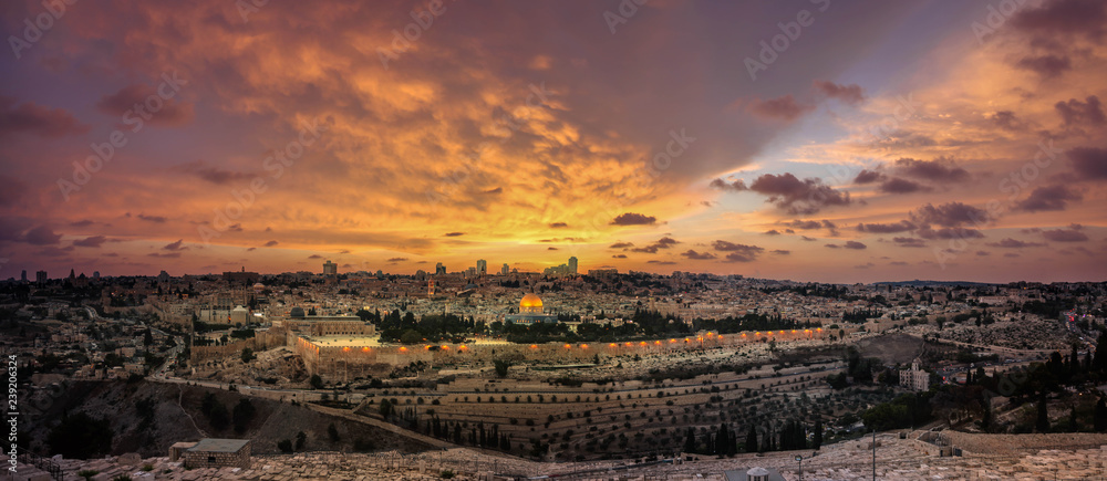 Naklejka premium Panoramiczny widok zachodu słońca na Stare Miasto w Jerozolimie i Wzgórze Świątynne z Góry Oliwnej