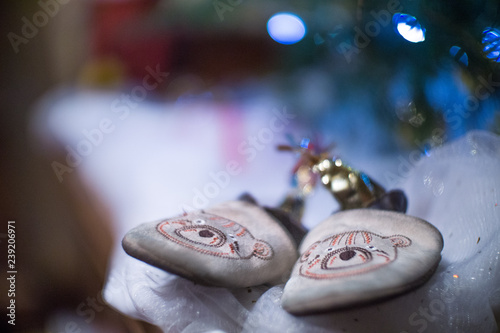 chaussons sous le sapin de noël photo