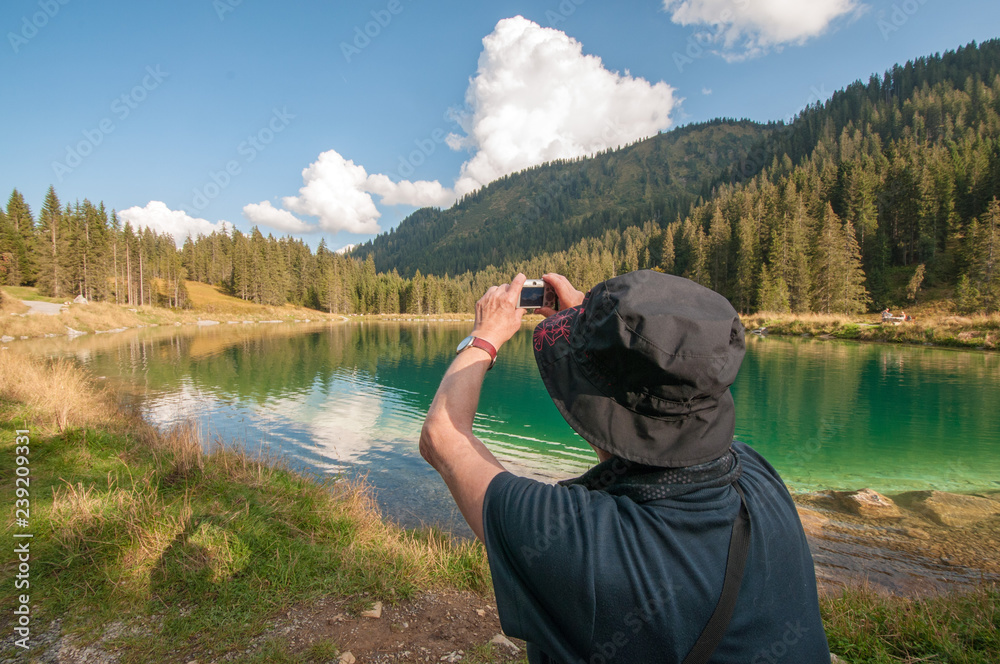 eine frau fotografiert am herzsee im kleinwalsertal eine frau fotografiert am herzsee im kleinwalsertal