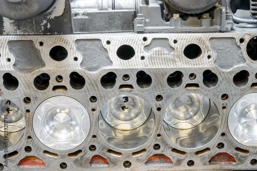 LKW-Motoren - Motorblock mit Zylinder, glänzendes Metall