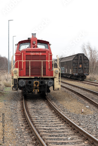 Lokomotive und Wagons auf dem Güterbahnhof
