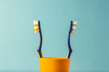 Fotobehang Tandarts Twee tandenborstels gekeerd op blauwe achtergrond  © Alex