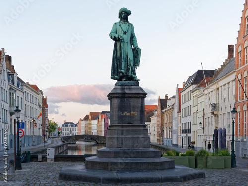 Belgien - Brügge - Jan van Eyck Statue photo