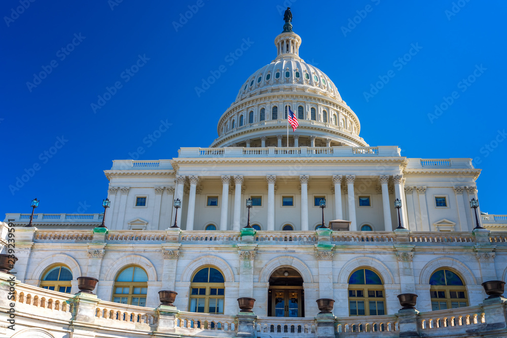 Obraz premium US Capitol over blue sky