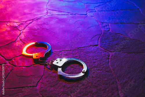 Bild auf Leinwand handcuffs on the floor at night