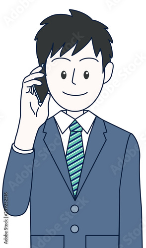 スマホで電話をかける若い男性ビジネスマン上半身