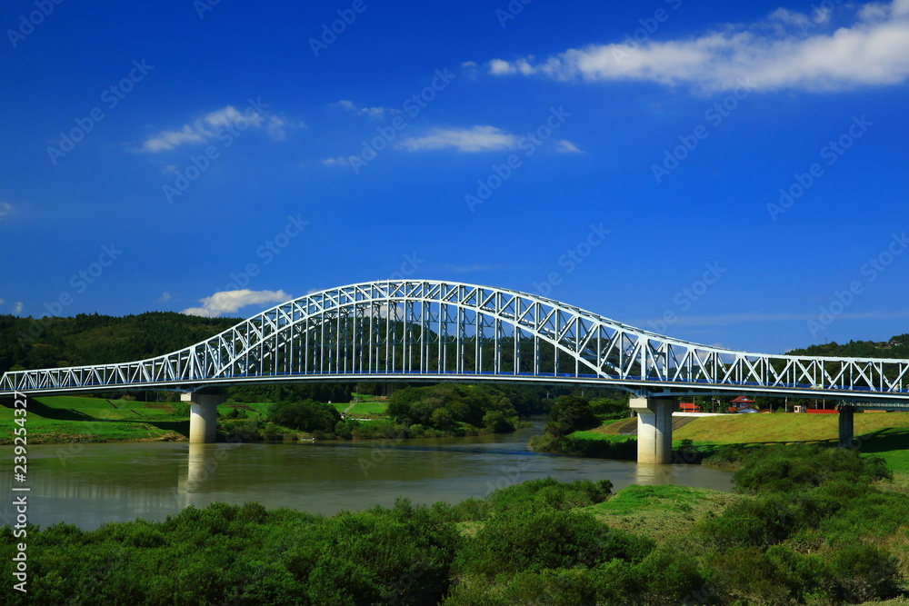 Fototapeta premium 青空と北上大橋