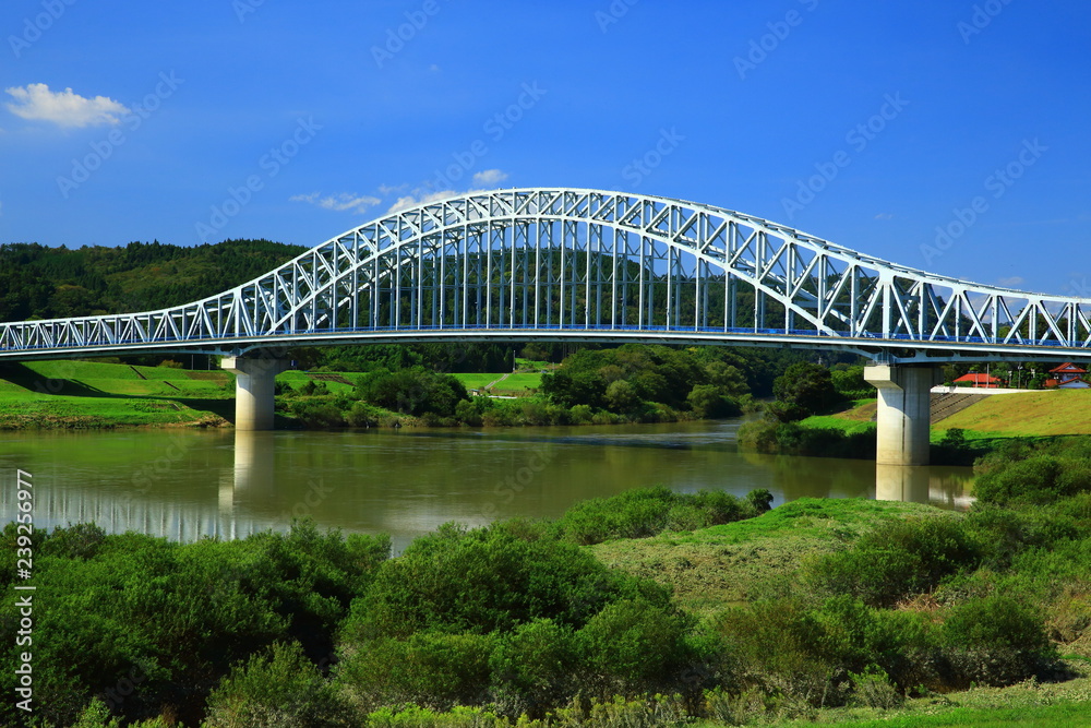 Fototapeta premium 青空と北上大橋