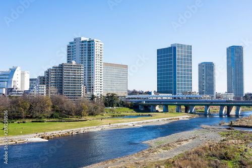 多摩川と高層ビルのある風景