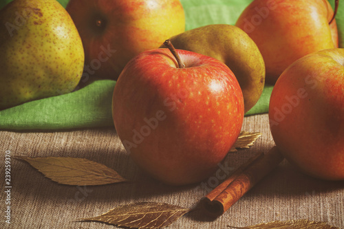яблоки спелые яркие  лежат на столе 