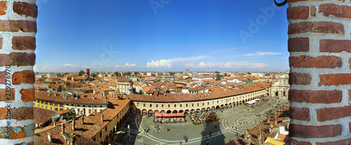 Vigevano, piazza Ducale a 360° vista dal castello.