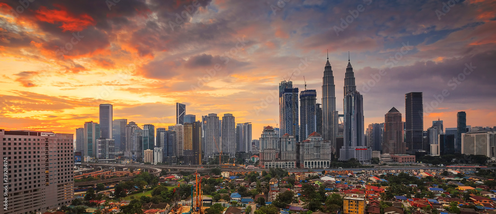Naklejka premium Miasto Kuala Lumpur, Malezja na wschodzie słońca