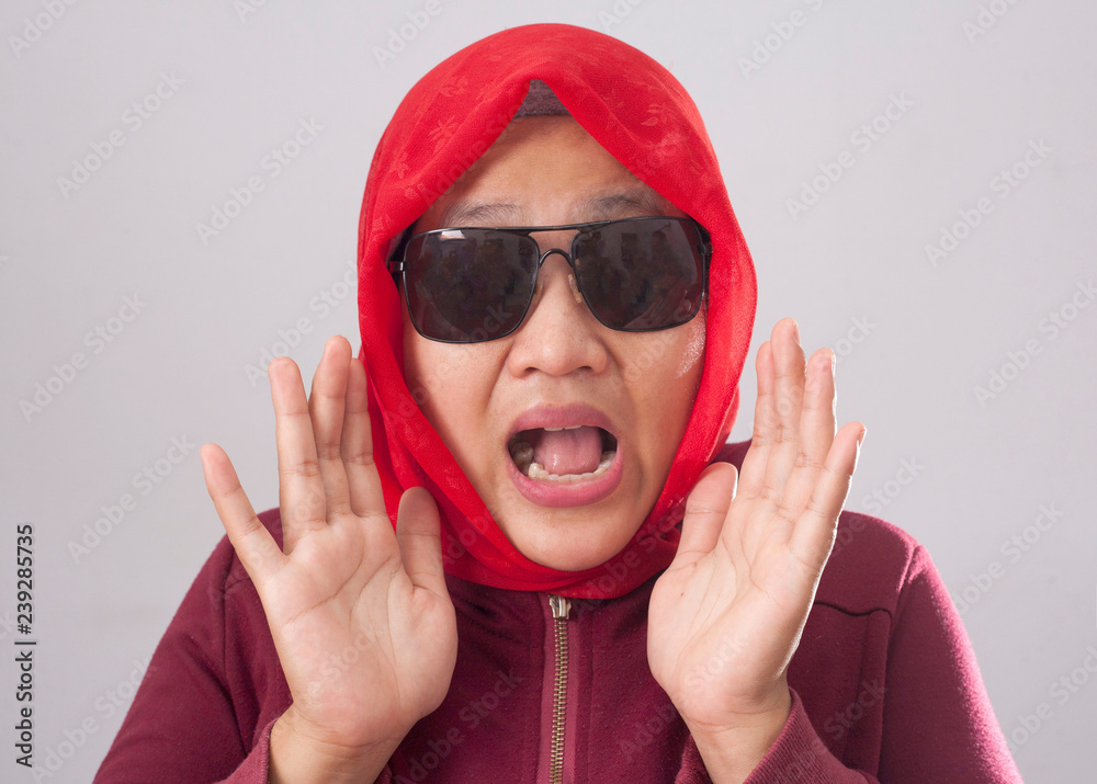 Shock Muslim Lady in Red Shock Muslim Lady in Red