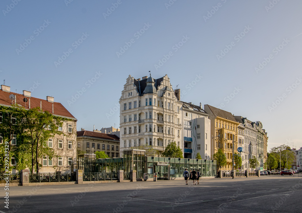 Fototapeta premium Słynny Vienna Naschmarkt wiosną, Austria