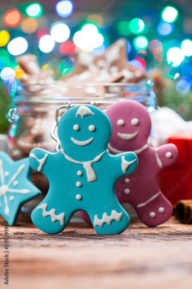 Naklejka premium Christmas cookies, gift box and lights on wooden table