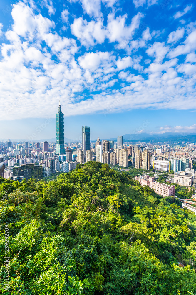 Obraz premium Beautiful landscape and cityscape of taipei 101 building and architecture in the city