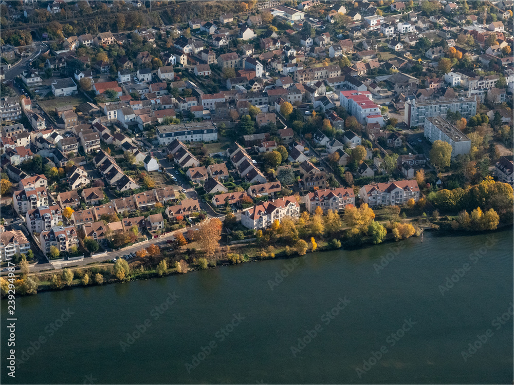 vue aérienne d'une zone résidentielle de Triel-sur-Seine à l'automne  dans les Yvelines en France