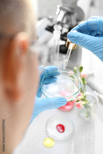 Botanik bada rośliny pod mikroskopem. Laboratorium naukowe. Inżynier bada rośliny.