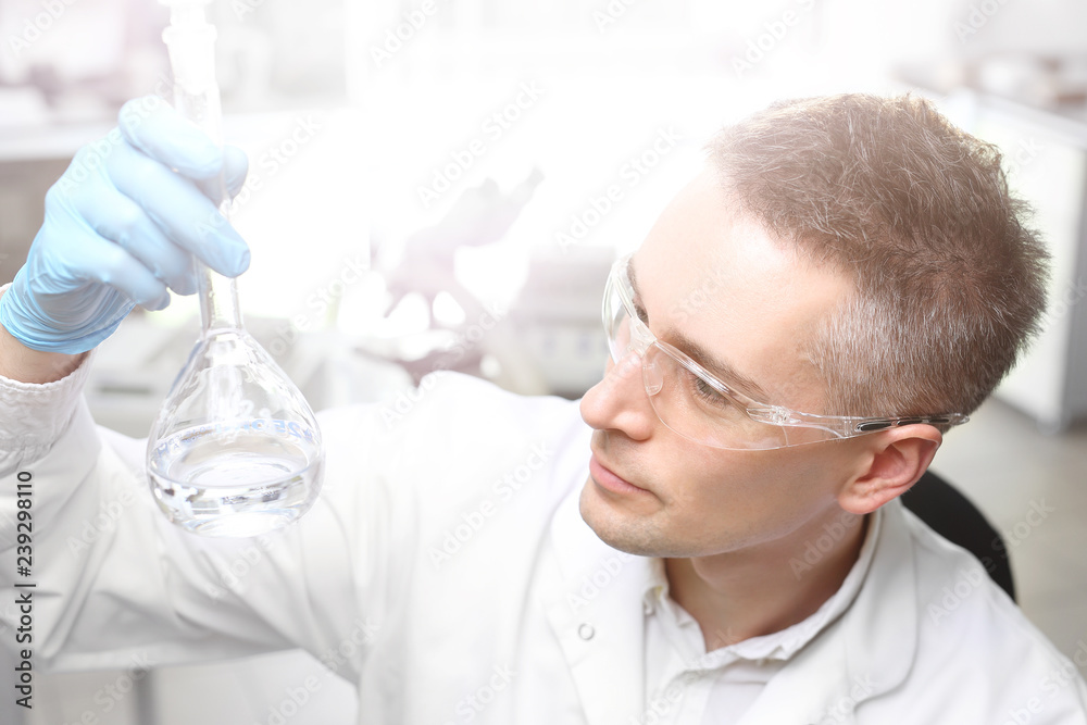 Chemik. Naukowiec trzyma próbówkę z roztworem. Chemik. Naukowiec trzyma próbówkę z roztworem.