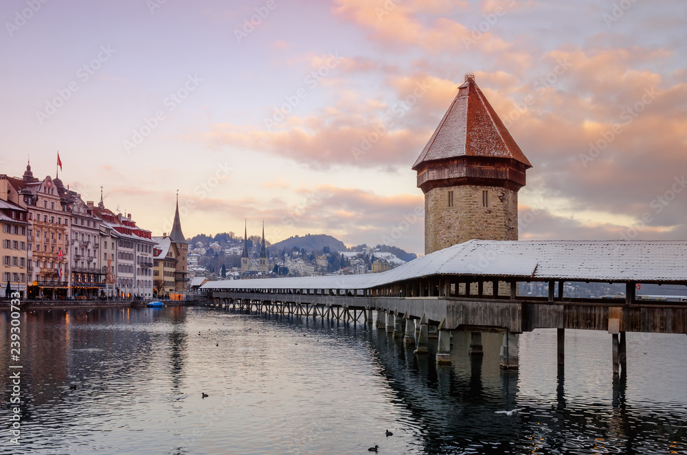 Historic city center of Lucerne with view of famous wooden bridge Kapelbrücke (Chapel Bridge) on river Reuss, stone tower Wasserturm. Europe, winter Switzerland. 스톡 사진 | Adobe Stock