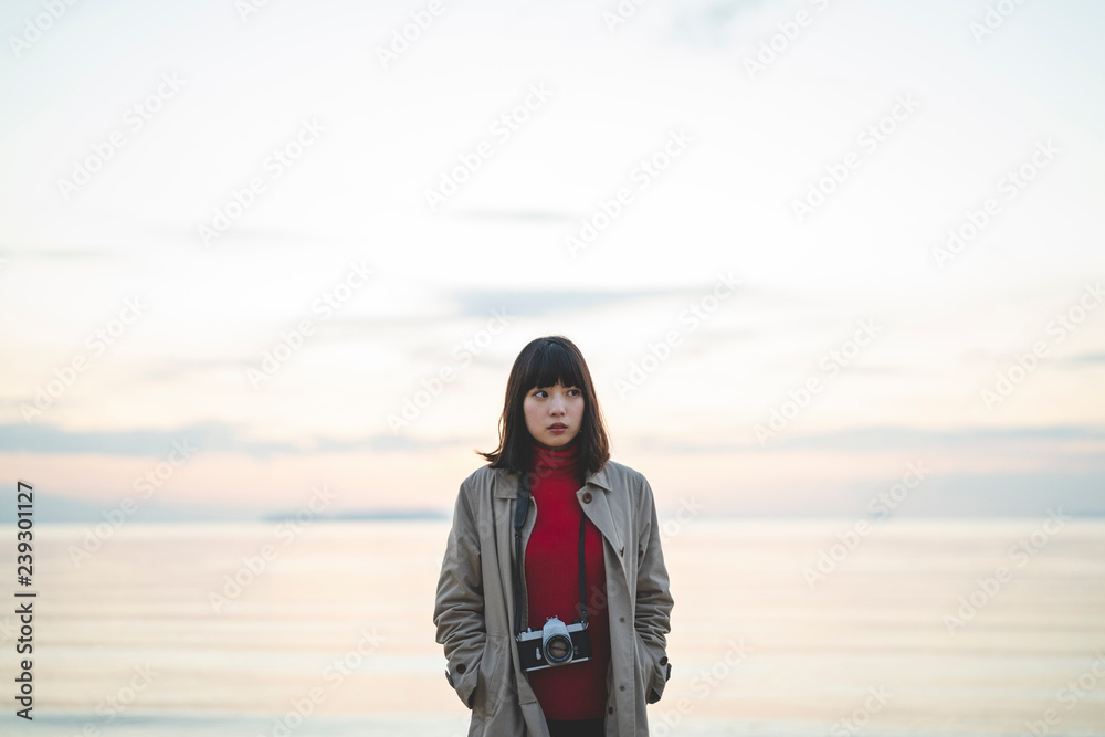 夕方の海の女性 夕方の海の女性