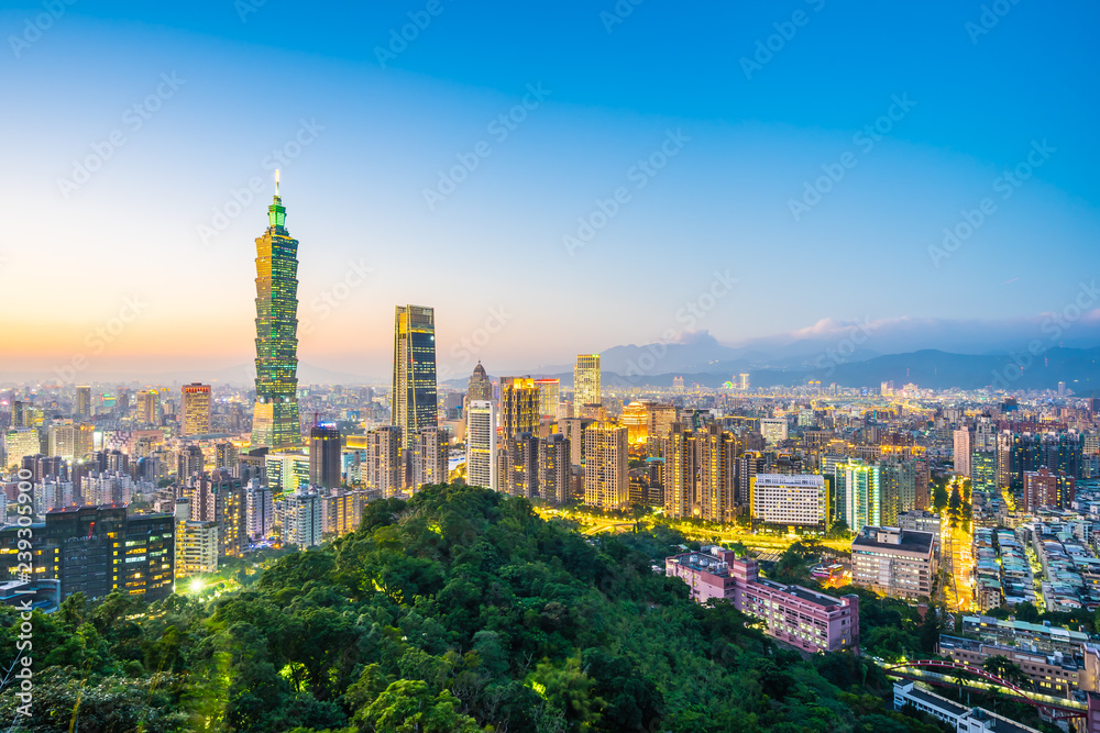 Naklejka premium Piękny krajobraz i pejzaż budynku i architektury Taipei 101 w mieście