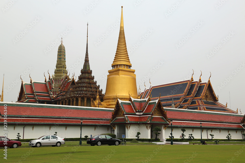 Fototapeta premium Temple of the Emerald Buddha in Bangkok, Thailand