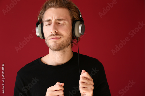 Young man listening to musi...