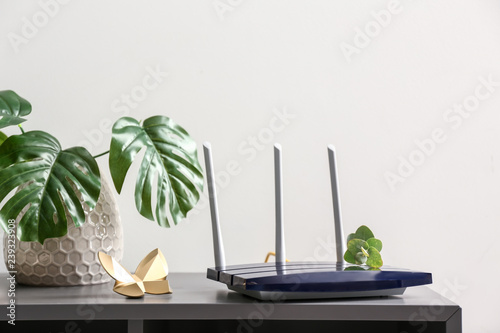 Obraz na płótnie Modern wi-fi router on dark table