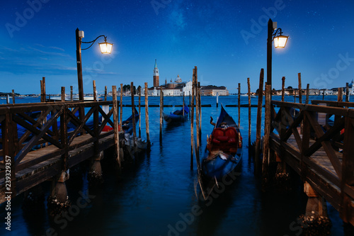 Abendliche Stimmung in Venedig in der Nacht bei Sternenhimmel am Ufer © MKS