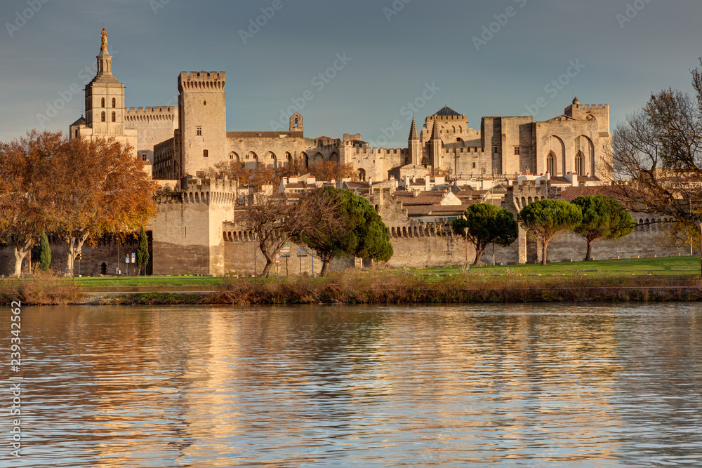 Coucher de soleil sur le Palais des Papes - Avignon en Vaucluse - France  Photos | Adobe Stock