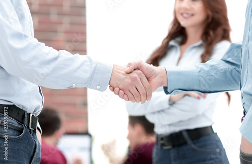 Fototapeta Naklejka Na Ścianę i Meble -  Handshake between businesspeople in a modern office.