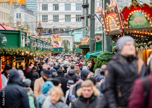 Menschenmenge auf dem Weihnachtsmarkt am Rathausmarkt in Hamburg photo