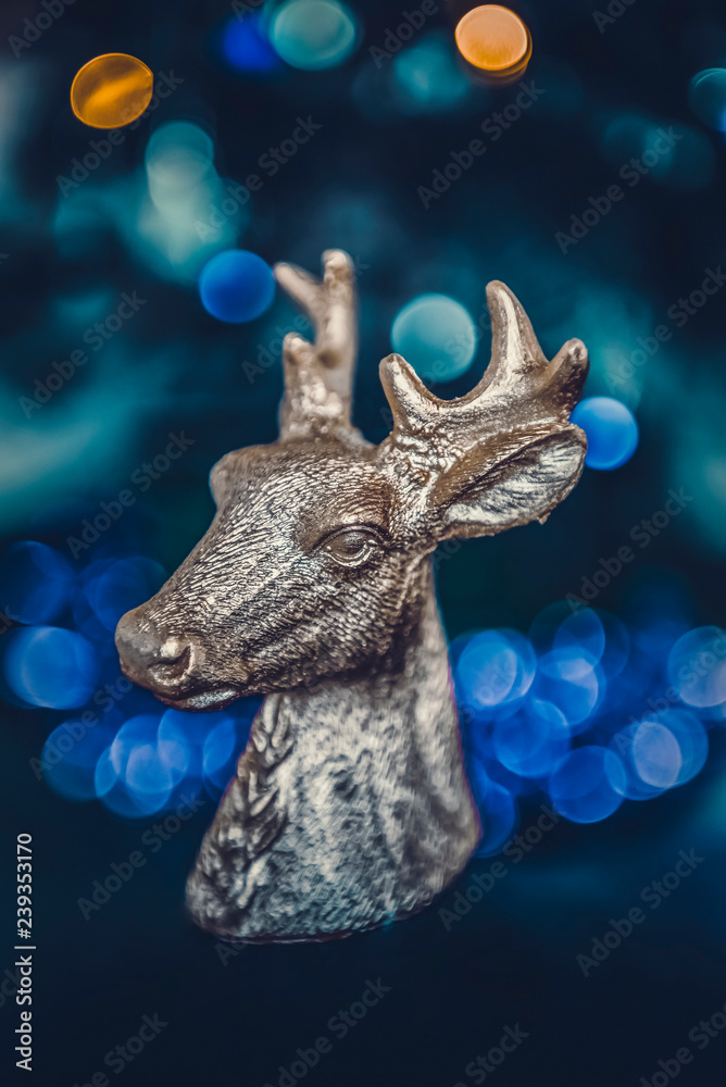 Obraz premium Weihnachtlicher Hirschkopf