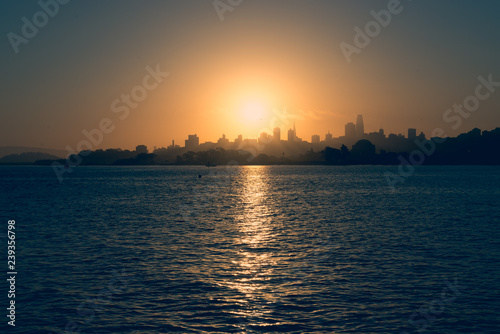 The sunrise over downtown San Francisco © Esteban Martinena