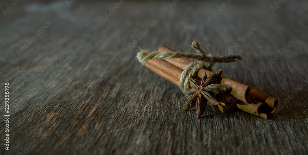 Fototapeta premium cinnamon stick on old wooden background