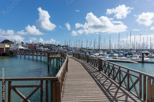Fotografie Wooden bridge at the boat harbor of Marina Rubicon in Playa Blanca