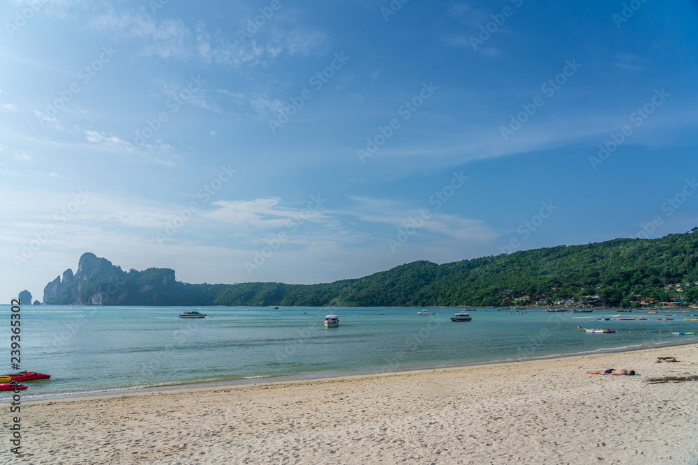 Obraz premium Beautiful Tropical Beach PP Island, Krabi, Phuket, Thaialnd blue ocean background Summer view Sunshine at Sand and Sea Asia Beach Thailand Destinations 